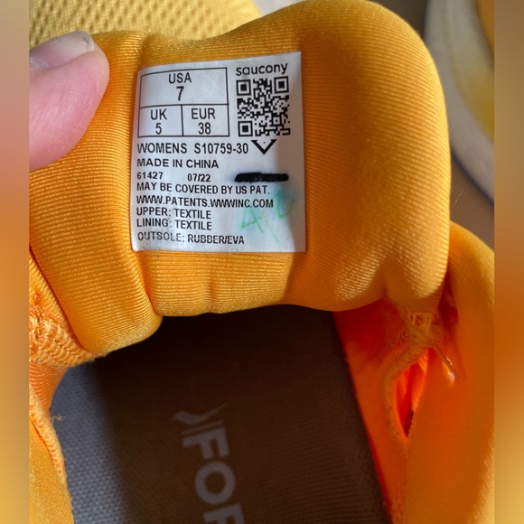 Saucony Women’s Triumph 20 Running Shoes, Gold/Horizon. - Picture 2 of 9